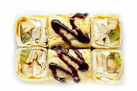 Сладкий ролл в блинчике