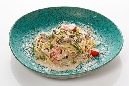 Спагетти с курицей и грибами