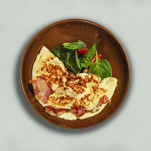 Воздушный омлет с беконом и сливочным сыром