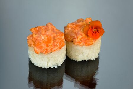 Острый с лососем