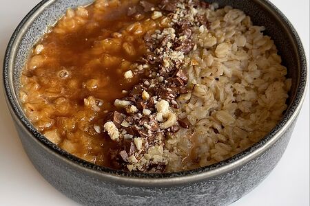Каша овсяная с арахисовой пастой, фундуком и тёртым шоколадом