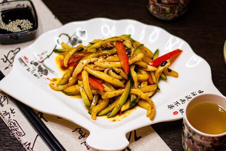 Острый салат с кальмаром 