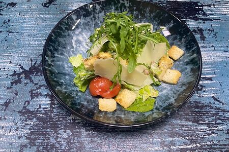 Салат Цезарь с яйцом пашот и вялеными томатами