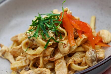 Удон с курицей и грибами в сливочном соусе