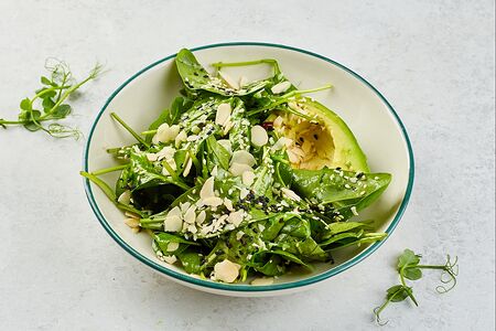 Зеленый салат с авокадо