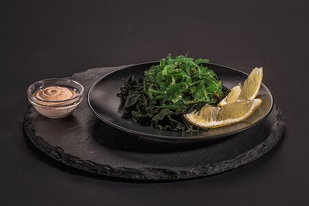 Салат с чукой с ореховым соусом
