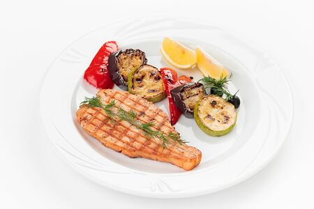 Стейк из лосося на гриле с овощами