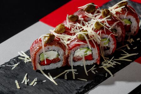 Ролл с карпаччо из говядины