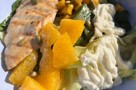 Салат с курицей, тыквой и страчателлой