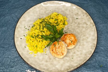 Биточки из филе цыпленка с рисом карри
