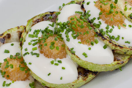 Цукини на гриле со сметаной и щучьей икрой