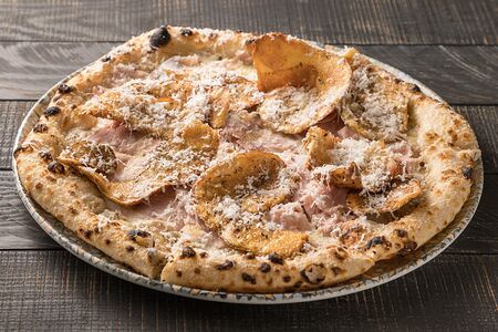 Пицца с окороком, картофелем и трюфельным соусом