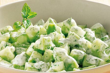 Салат из огурцов с чесночным соусом