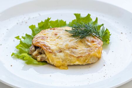 Свинина, запеченная с томатами под сыром