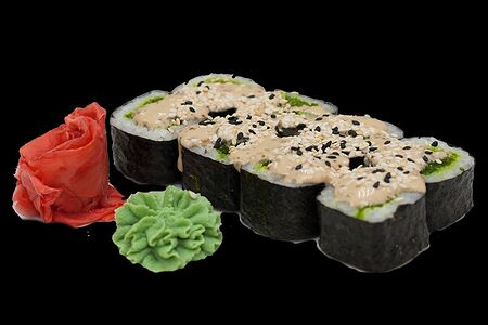 Ролл с салатом чука