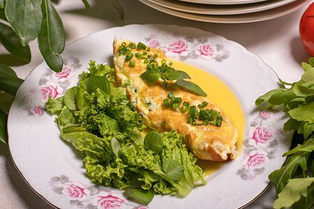 Омлет с соусом голландез