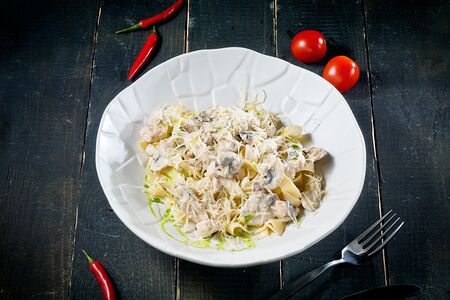 Паста с курицей и грибами