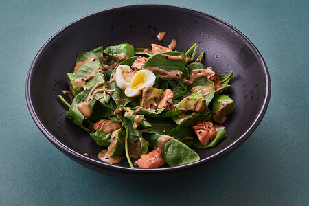 Салат с опаленными лососем, авокадо и киноа