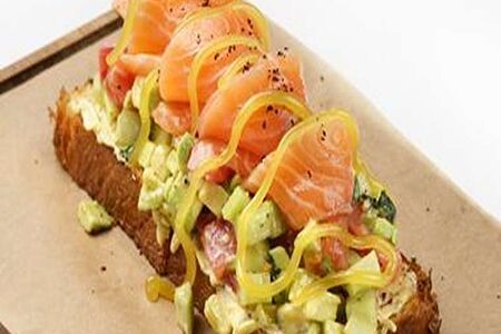 Мини-брускетта со слабосоленым лососем