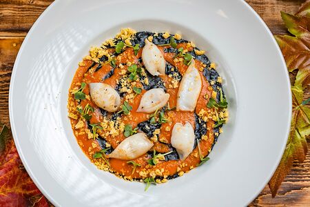 Черное ризотто с кальмарами