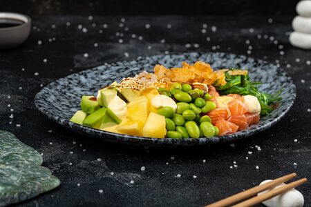 Поке с лососем и соусом манго-апельсин