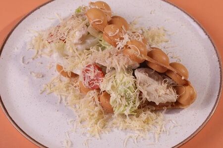 Гонконгская цезарь-вафля с курицей
