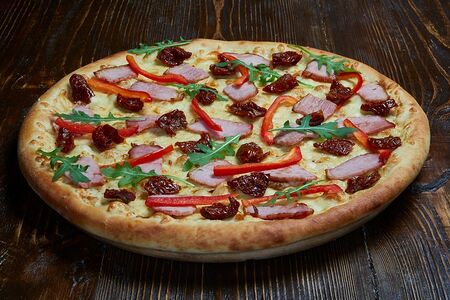 Пицца с вялеными томатами и варено-копченой говядиной