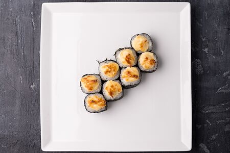 Запеченный ролл с лососем