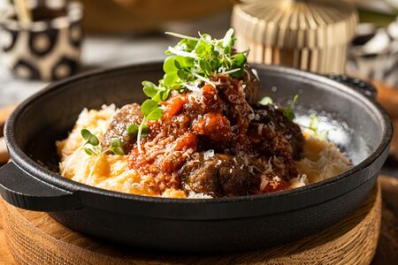 Скрэмбл с митболами и томатным соусом