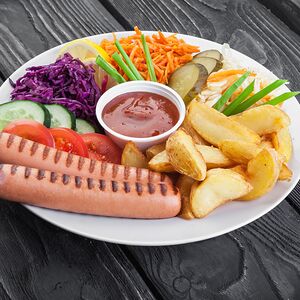 Колбаски гриль на тарелке