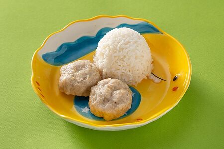 Куриные котлетки на пару с отварным рисом