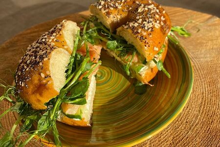 Бейгл с лососем