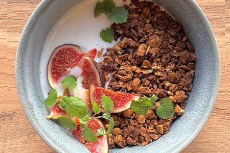 Гранола с орехами и клюквой