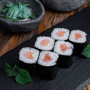 Хосомаки-ролл с лососем