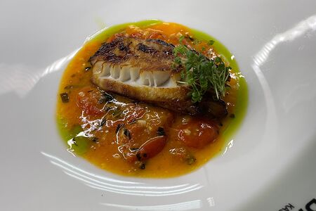 Черная треска с томатами