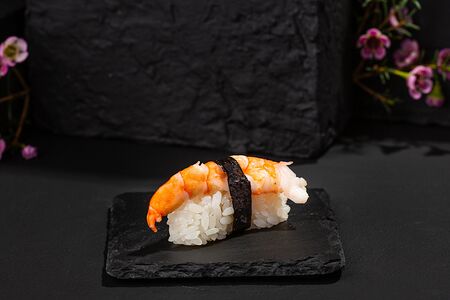 Нигири с креветкой