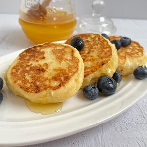 Сырники без сахара с джемом и сметаной