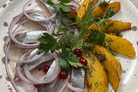 Селедочка бочковая с обжаренной картошечкой