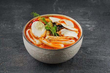 Токпокки с кальмаром