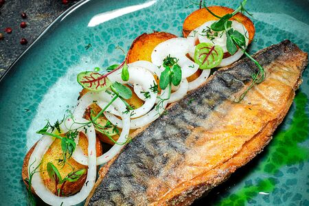 Скумбрия с картофелем и маринованным луком