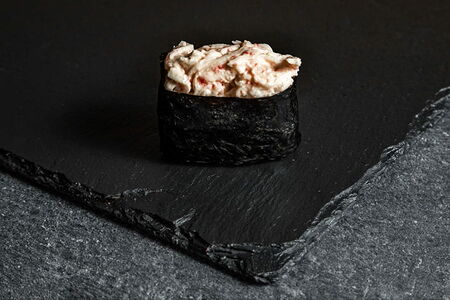 Гункан с крабом