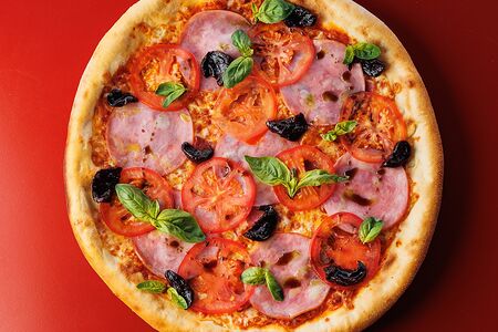 Пицца с ветчиной и беконом