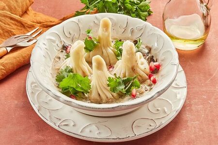 Мини-хинкали в грибном соусе