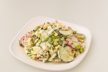 Салат с огурцом, редисом и яйцом