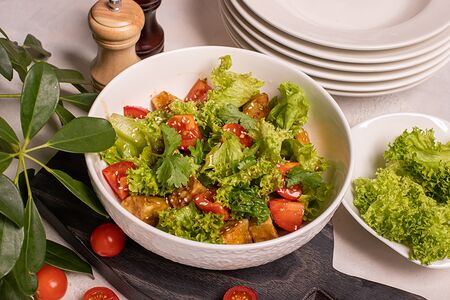 С томатами и баклажаном под сладким чили