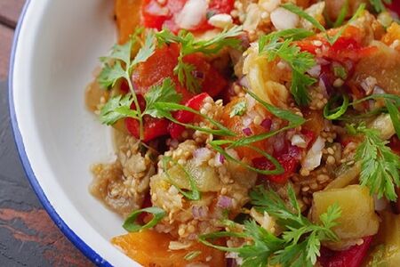 Армянский салат из печеных овощей на углях