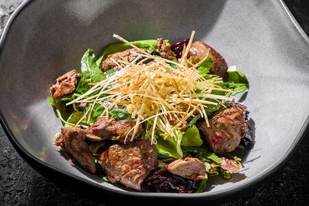 Салат с куриной печенью