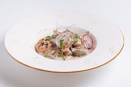 Заяц тушеный в сметане с хреном