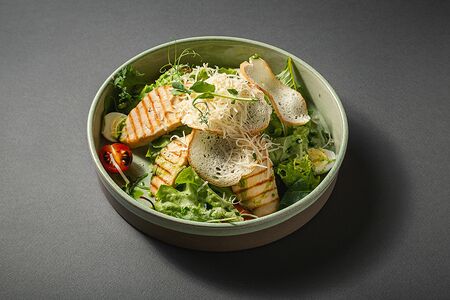 Гриль-салат с куриным филе под соусом цезарь
