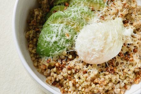 Зелёная греча с авокадо, пармезаном и яйцом пашот